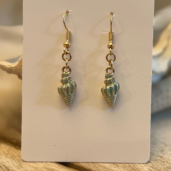 Seashell Dangle Earrings - NWT - Picture 1 of 6